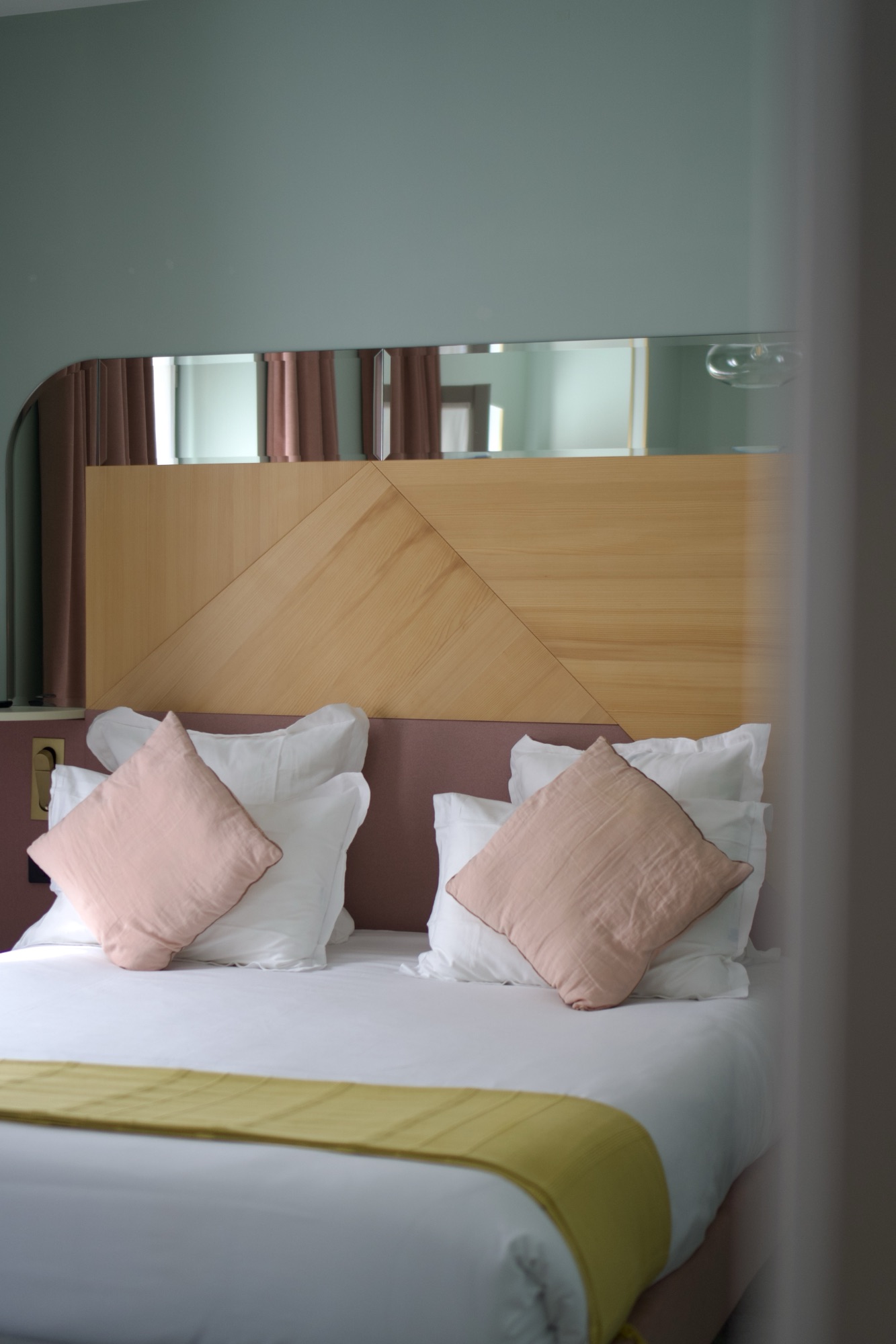 Hôtel Àmoi, Paris: A Pink Paradise for a Perfect Stay